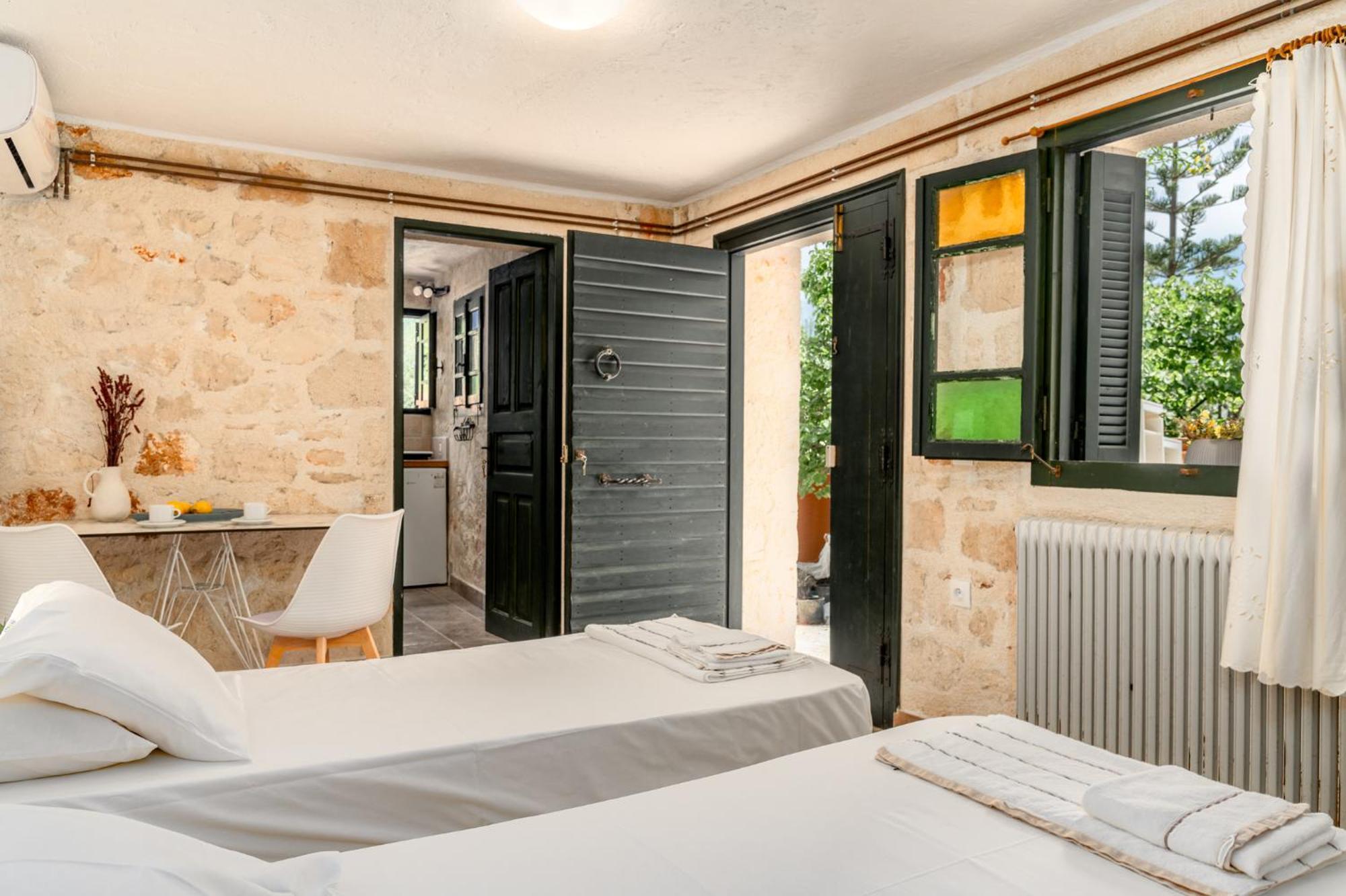 Orama Stone Apartments - Authentic Hospitality In A Historical Location, By Zantewize 객실 사진